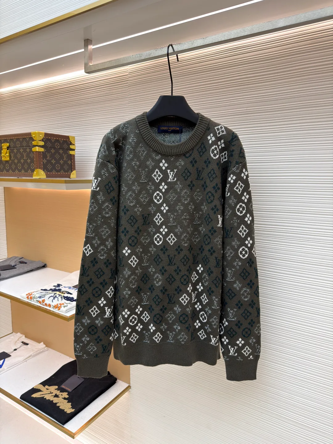 LOUIS VUITTON all-over printed jacquard round neck knitted pullover ●Original version: Purchased and developed by 16360 ●Item number: 1681670-B35 ●Fabric: 100% cotton ●Technology: knitted ●Color: dark green ●Version: Fitted version ●Weight: about 740g ●Size: S-M-L-XL ●Description: This sweater is made of high-quality wool blended fabric, which is soft to the touch and has excellent warmth retention. The overall design adopts a round neck, and the collar, cuffs and hem are all ribbed, with moderate elasticity, comfortable to wear and not easy to deform. The main part uses jacquard technology, and the pattern is composed of the brand's iconic letters and geometric figures. The colors are distinct and the three-dimensional effect is strong. Multi-colored yarns are interwoven during the jacquard process to ensure clear patterns and long-lasting washability. The knitting density is uniform and the number of stitches per inch is precisely controlled to ensure the stiffness and breathability of the clothing. The splicing of the shoulders and sleeves adopts seamless technology, with smooth and natural lines without excess threads. The overall workmanship is fine, and every stitch is even and neat, reflecting the high-quality production process. The overall wiring is straight and delicate, the fabric is comfortable and soft, and the color is consistent without color difference. It can be matched with the same style to create a fashionable look and control various occasions. Customized accessories, complete with three standards, same style for men and women!